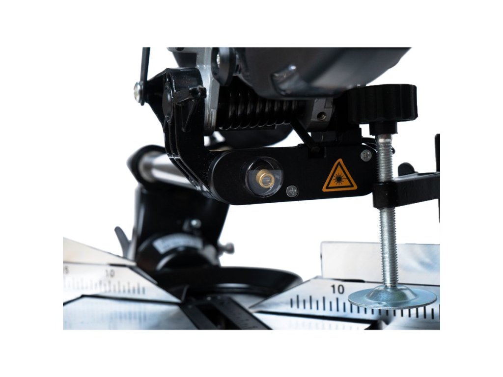 Presné priečne rezanie tvrdého dreva a plastových líšt