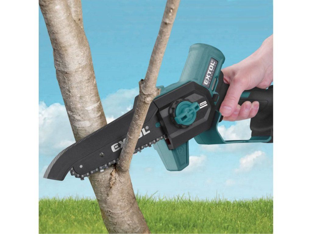 Akumulátorová reťazová píla EXTOL INDUSTRIAL pre prerezávanie stromov