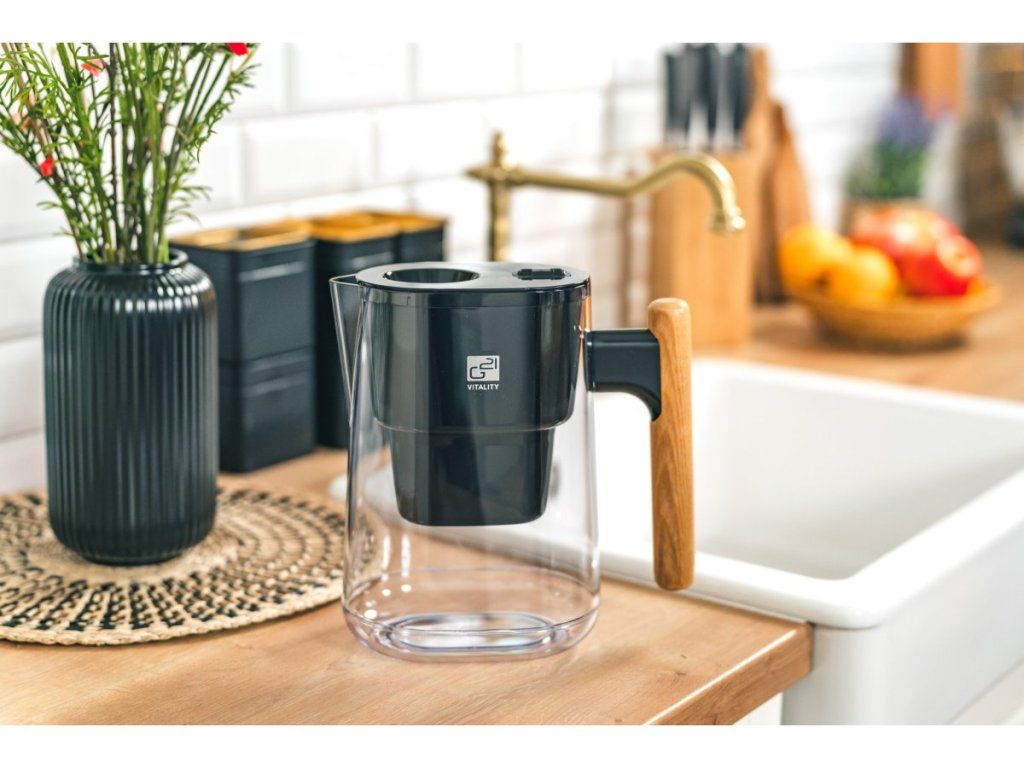 Filtračná kanvica G21 2,5 L čierna s drevenou rukoväťou