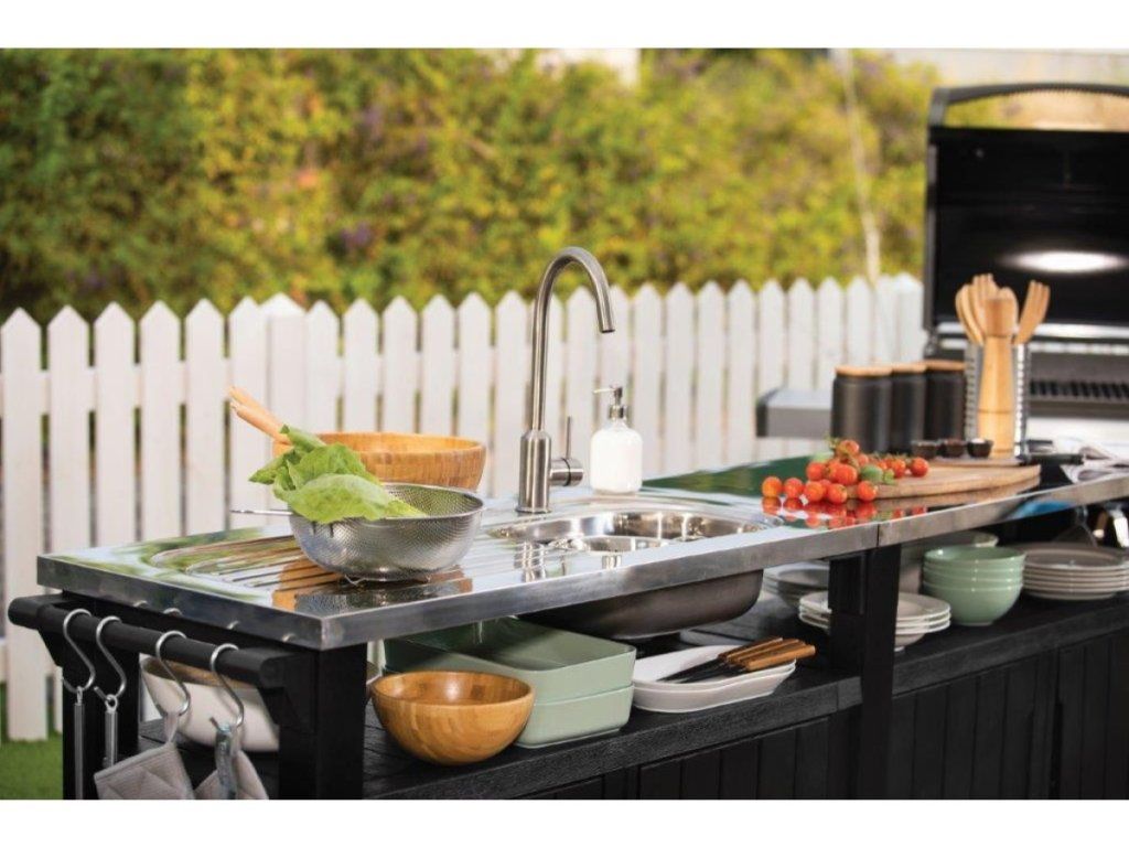 Záhradný grilovací stolík Keter Unity Chef pre dokonalú letnú kuchyňu
