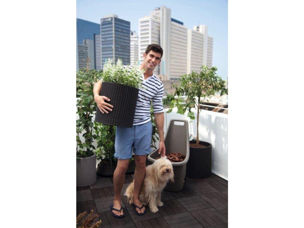 Kvetináč Keter Cylinder L s objemom 39 litrov pre váš relax na terase