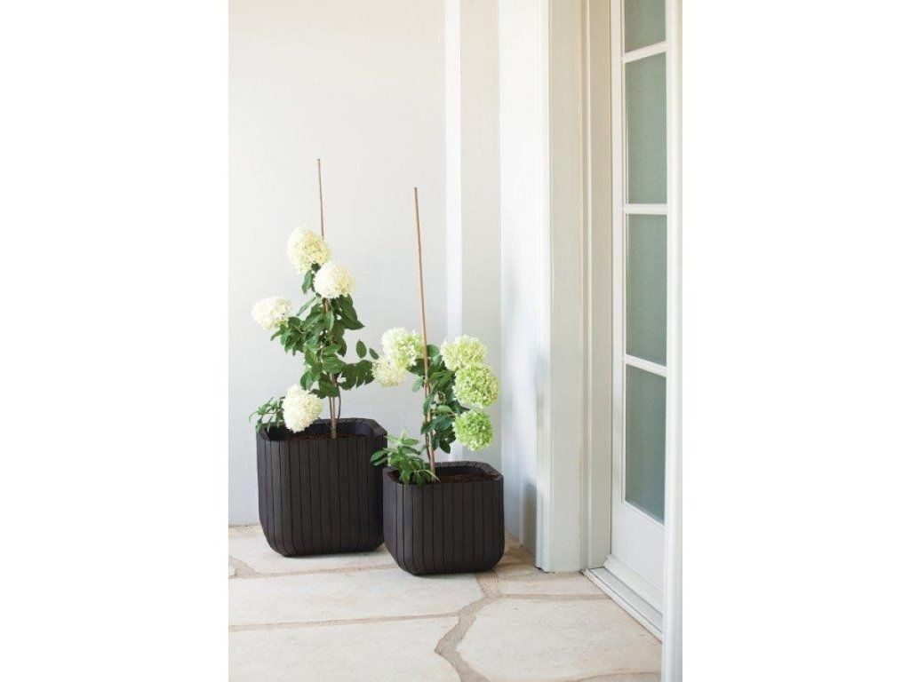 Odolný antracitový kvetináč Keter Cube Planter M pre váš balkón aj terasu
