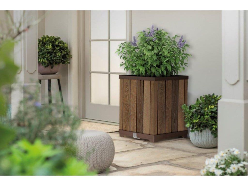 Prečo zvoliť bezúdržbový kvetináč Keter Deco Square na terasu?