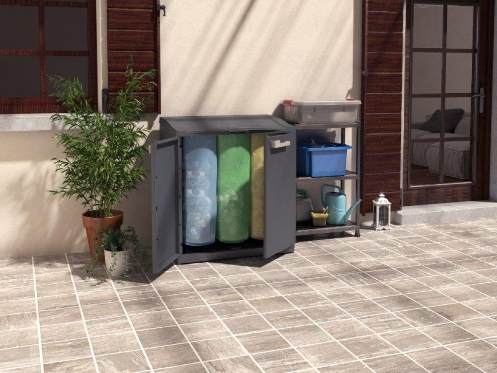 Sivá recyklačná skriňa Keter Moby Compact Store v exteriéri na terase