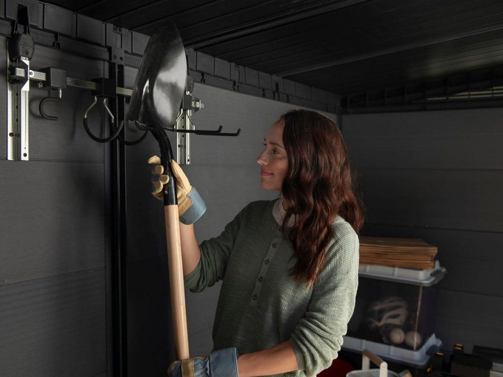 Nástenný vešiak Keter Multi Purpose Wall Hanger so 4 posuvnými hákmi