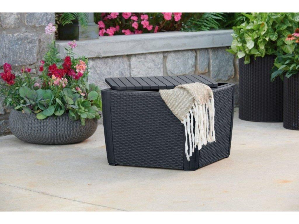 Kompaktný záhradný stôl Keter Luzon Plus pre balkón aj terasu