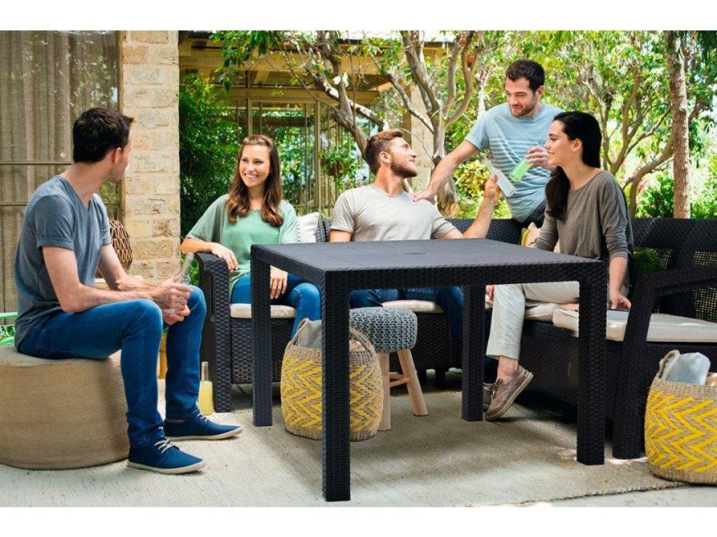 Záhradný stôl Keter Melody Quartet pre pohodlné stolovanie na terase