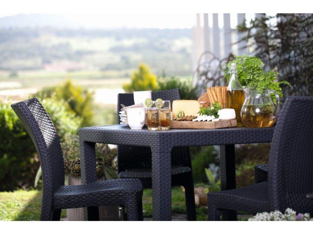 Záhradný stôl Keter Melody Quartet pre pohodlné stolovanie na terase