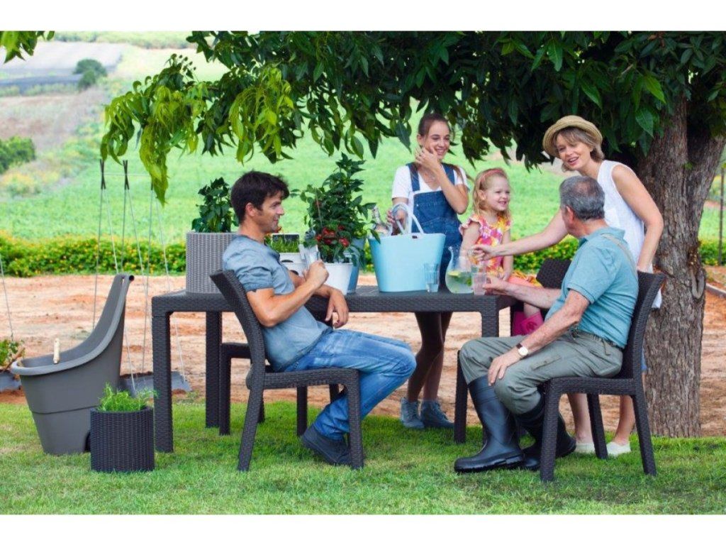Záhradný stôl Keter Melody grafitový pre pohodlné rodinné stolovanie