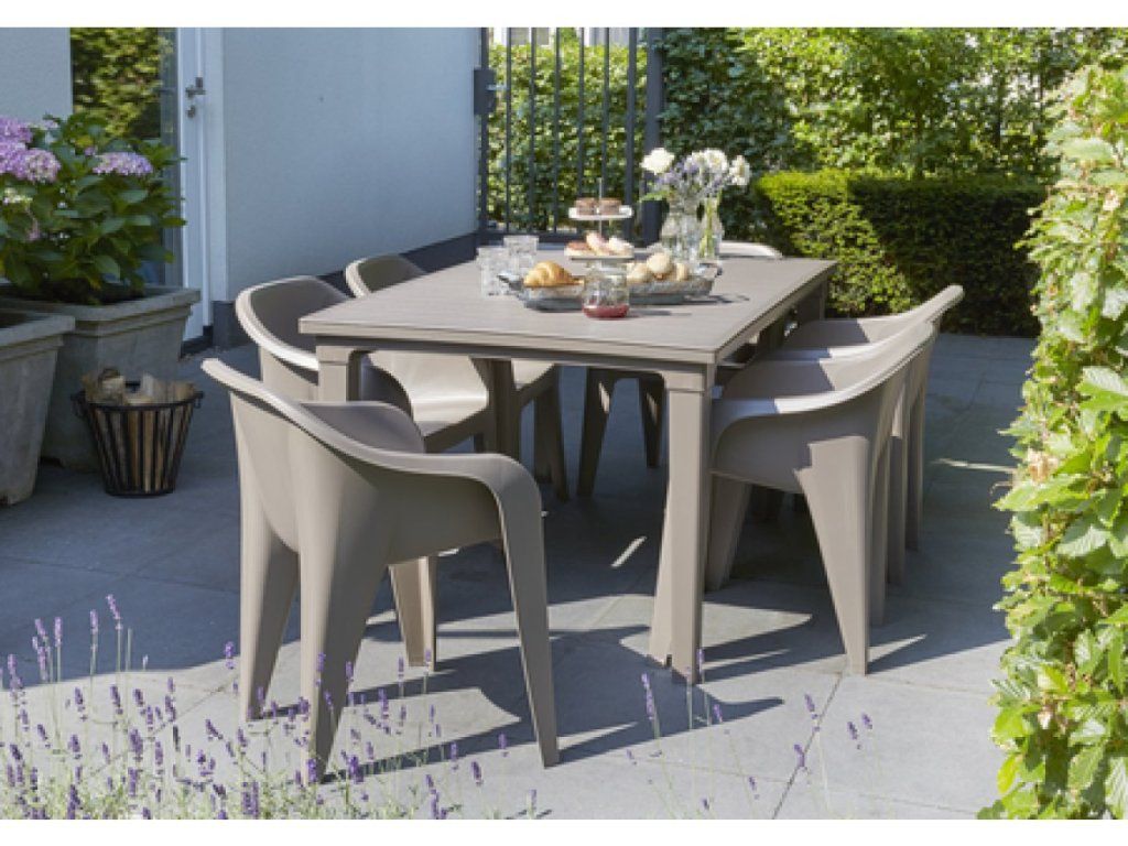 Záhradný stôl Keter Futura pre pohodlné rodinné stolovanie