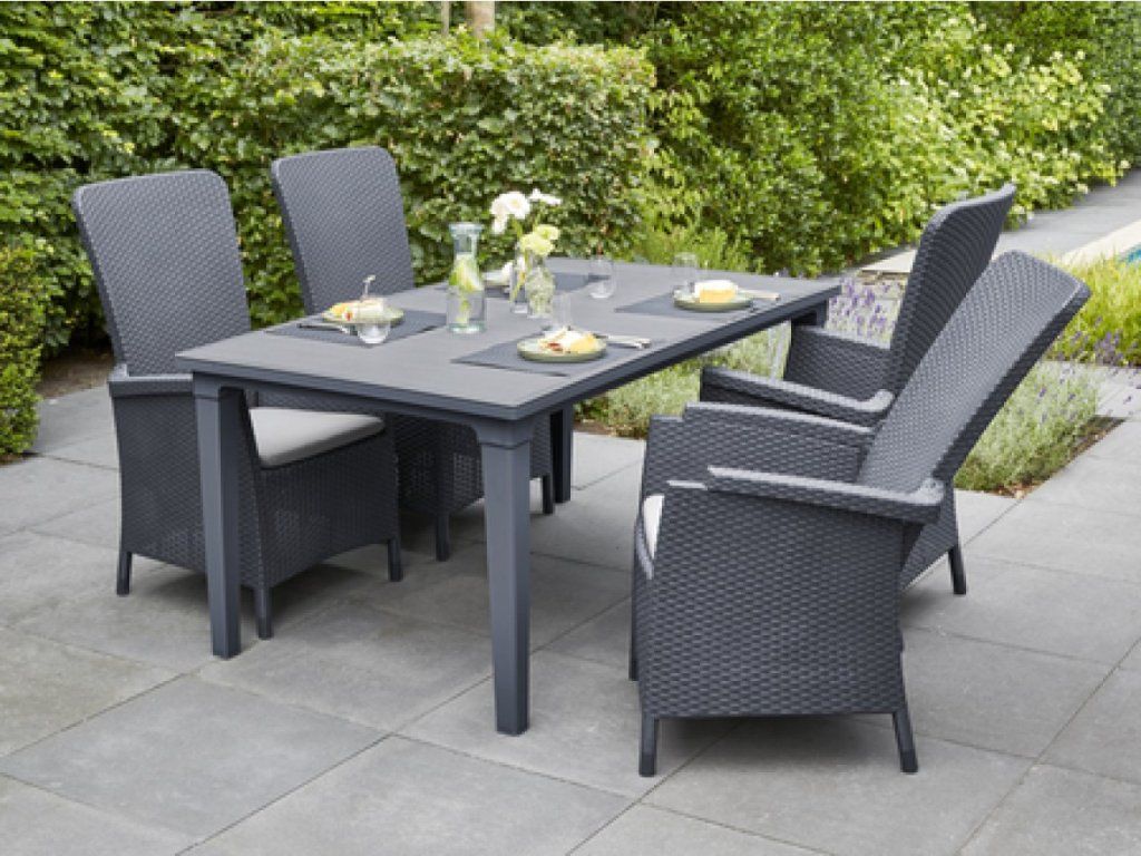 Záhradný stôl Keter Futura pre pohodlné rodinné stolovanie