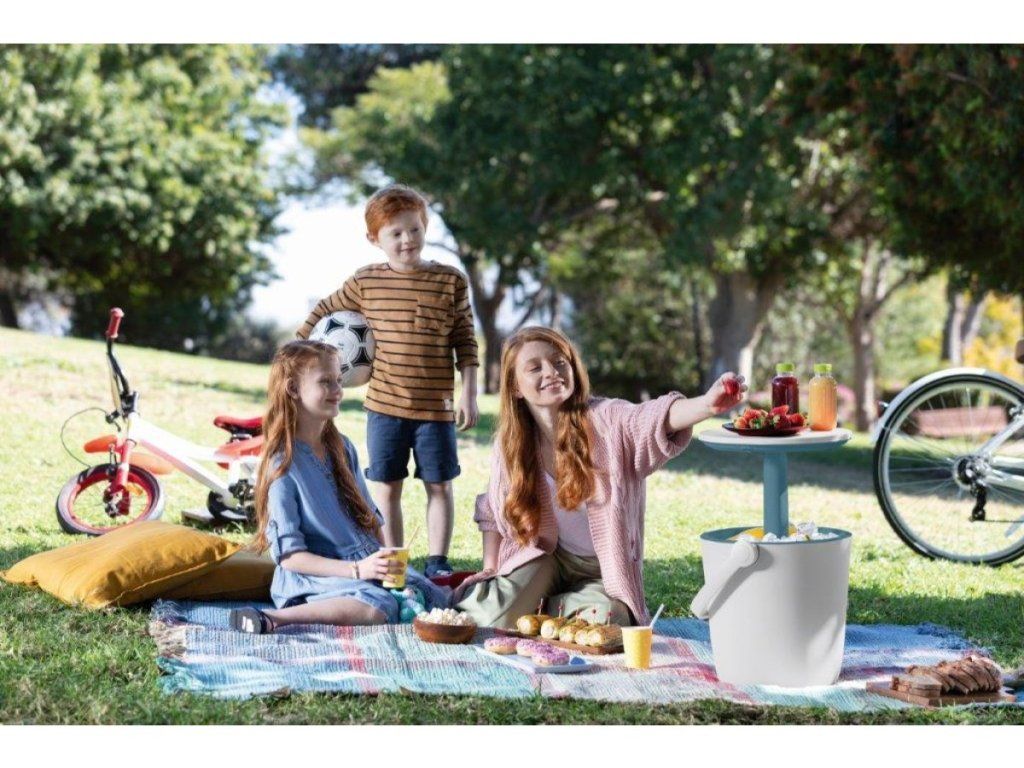 Záhradný stôl Keter Cool Bar GoBar, 16 l, grafitový, chladiaci box a piknik bar 2v1, UV odolný