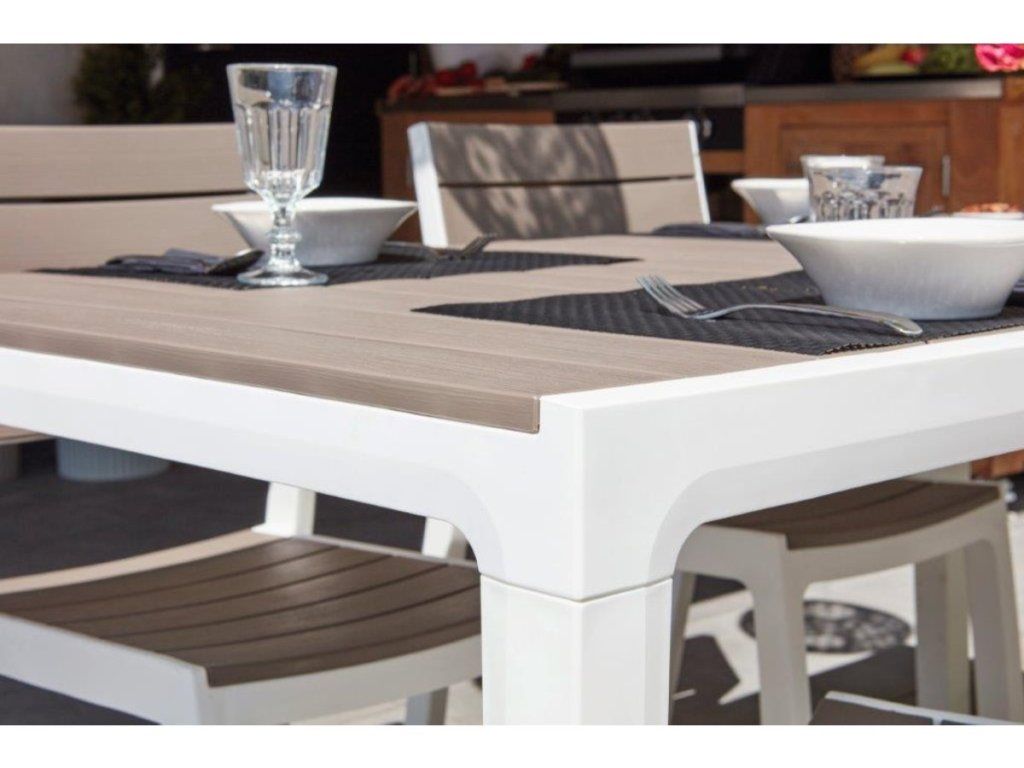 Odolný záhradný stôl Keter Harmony s imitáciou dreva