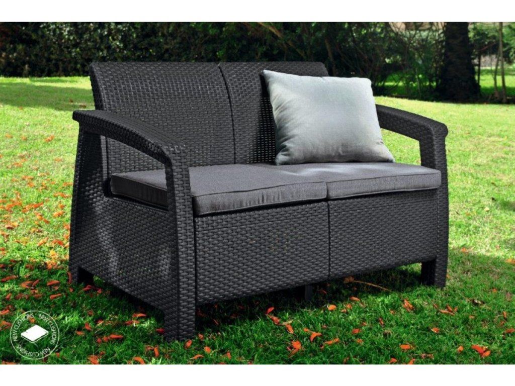 Keter Corfu love seat: Odolná pohovka s imitáciou ratanu