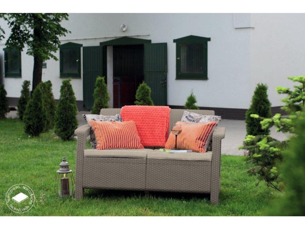 Keter Corfu love seat: Odolná pohovka s imitáciou ratanu