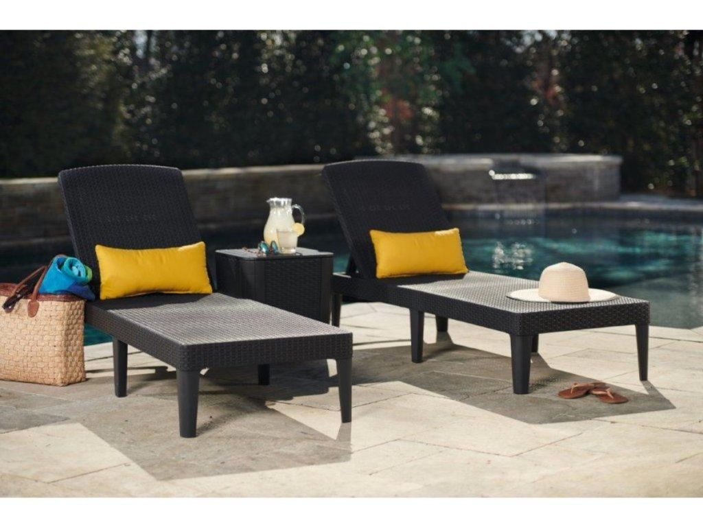 Skladacie ležadlo Keter Jaipur s dizajnom prírodného ratanu