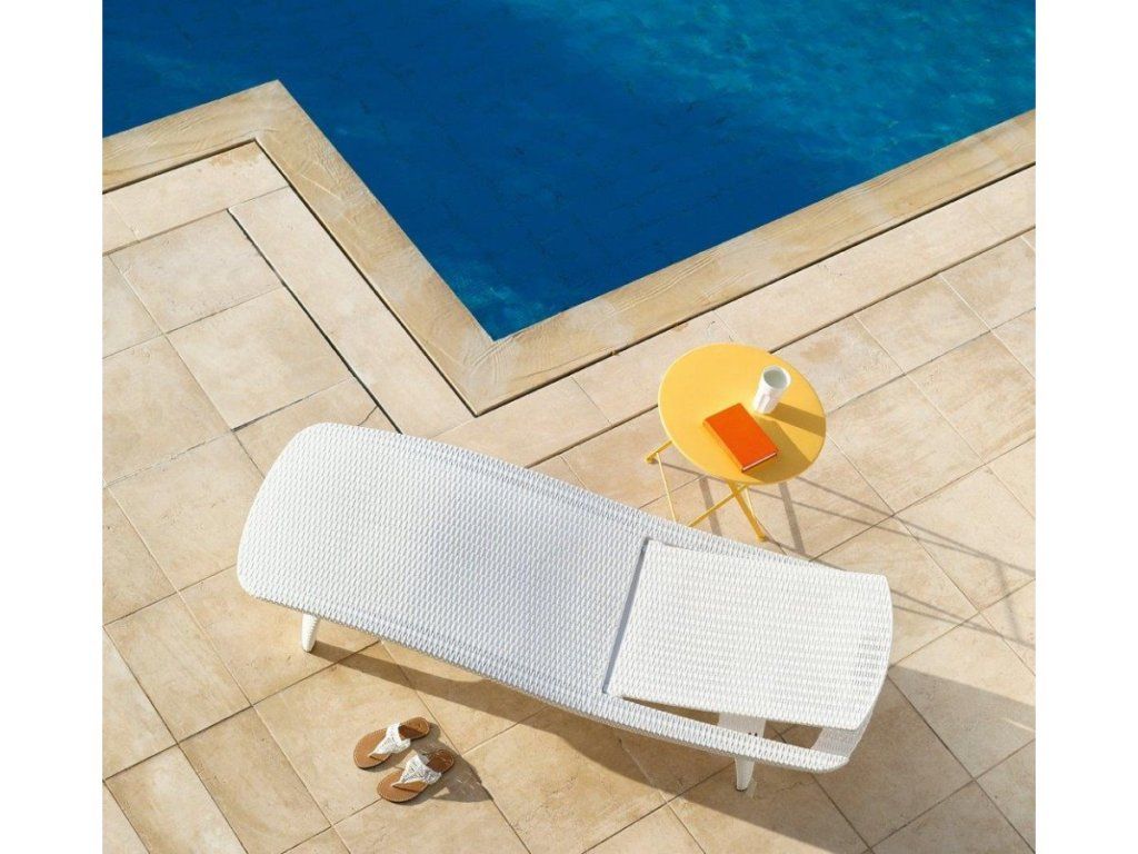 Stohovateľné lehátko s dizajnom ratanu pre jednoduché uskladnenie