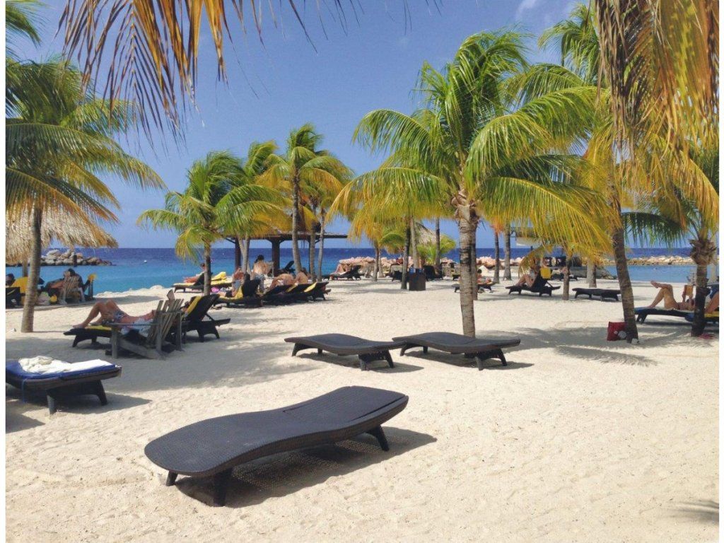 Stohovateľné lehátko s dizajnom ratanu pre jednoduché uskladnenie