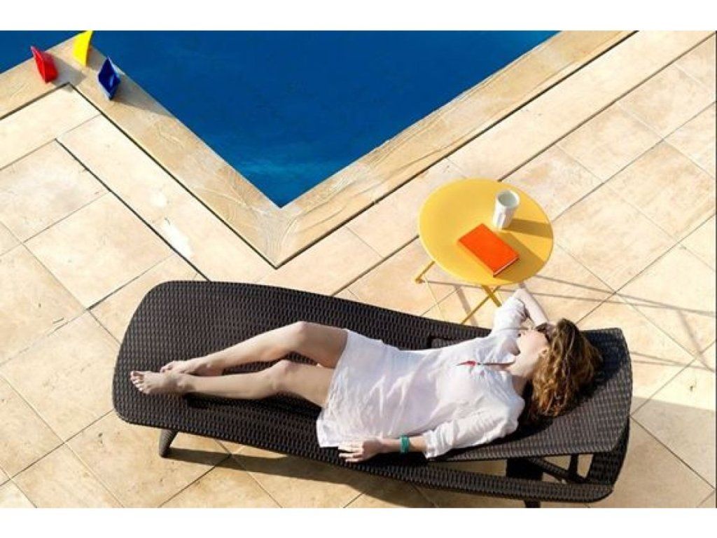 Stohovateľné lehátko s dizajnom ratanu pre jednoduché uskladnenie