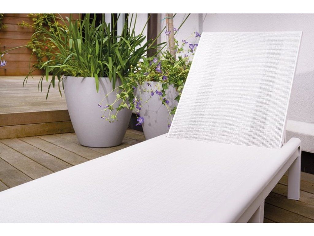 Polohovateľné záhradné lehátko Keter Atlas s nosnosťou 110 kg