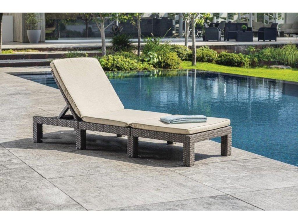Polohovateľné záhradné ležadlo Keter Daytona Deluxe s mäkkou poduškou