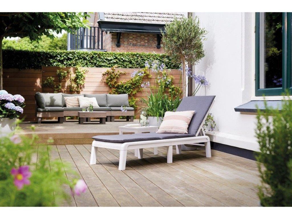 Biele záhradné ležadlo Keter Mallorca s polstrom pre maximálny relax