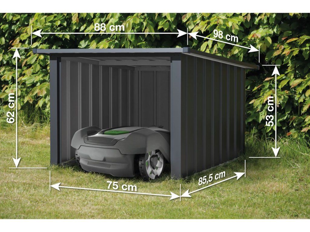 Garáž pre robotickú kosačku G21 v antracitovej farbe umiestnená v záhrade.