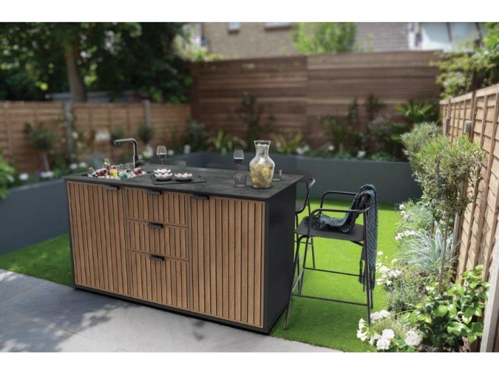 Záhradná kuchyňa Keter Deco Compact so svetlohnedým dekorom dreva na terase