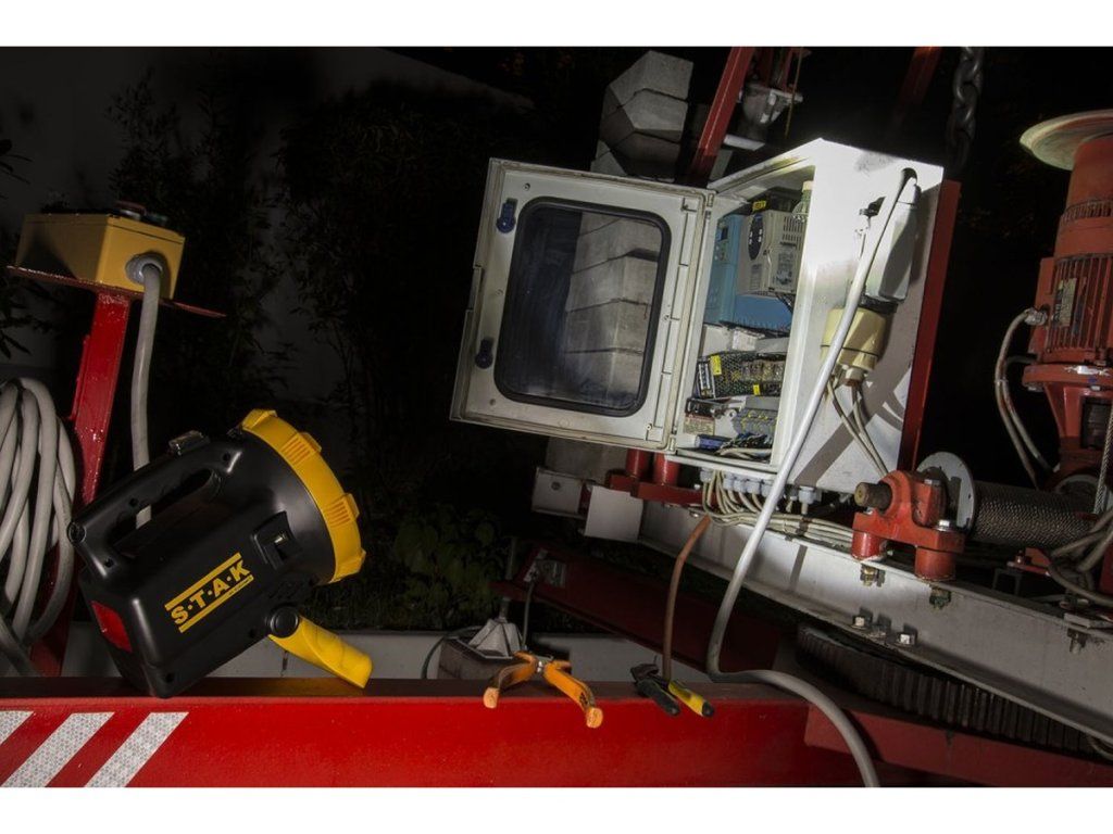 Pohľad na rukoväť LED reflektora VELAMP R920 s prepínačom režimov